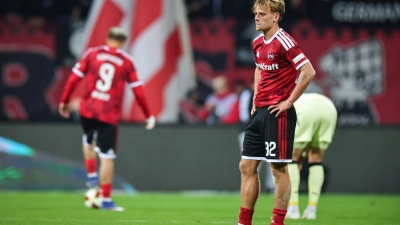 Nach dem Abpfiff war die Enttäuschung groß bei Nürnbergs Tim Janisch. (Foto: Daniel Karmann/dpa)