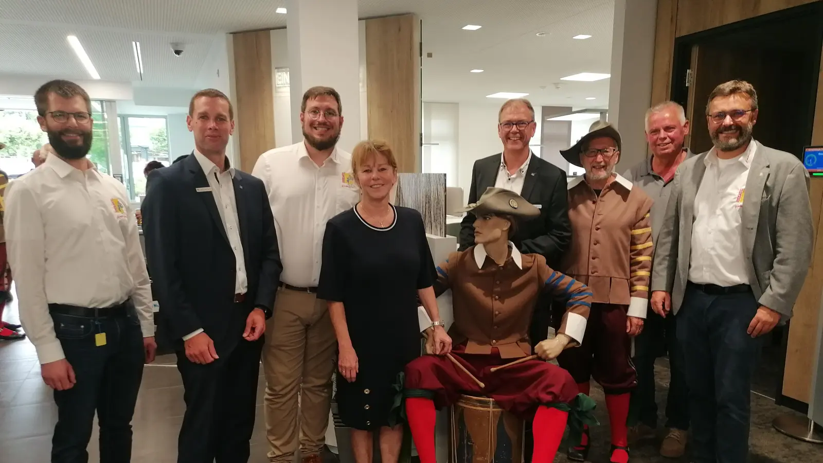 Bei der Eröffnung der Kinderzech-Ausstellung: Philipp Kamm, Markus Schröppel, Maximilian Mattausch, Nora Engelhard, Bernd Großmann, Friedrich Weber, Georg Piott und Andreas Mack (von links) scharen sich um eine Trommlerfigur. (Foto: Friedrich Zinnecker)