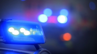 Nach einem Unfall mit einer schwer verletzten Fußgängerin in München ist der flüchtige Fahrer oder die Fahrerin bis jetzt nicht gefunden worden. (Symbolbild) (Foto: Karl-Josef Hildenbrand/dpa)