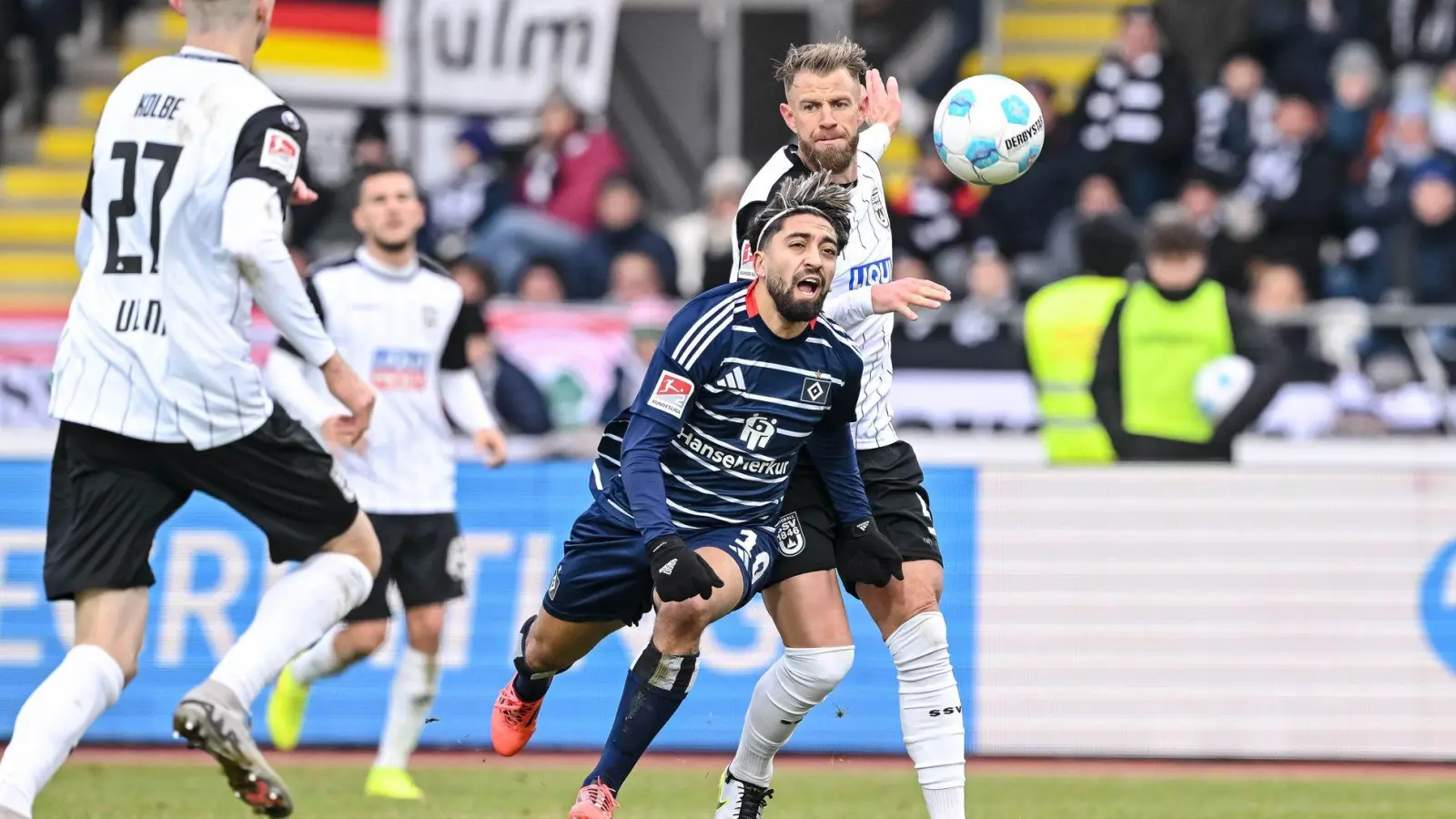 Hamburgs Immanuel Pherai verfolgt den Ball. (Foto: Harry Langer/dpa)