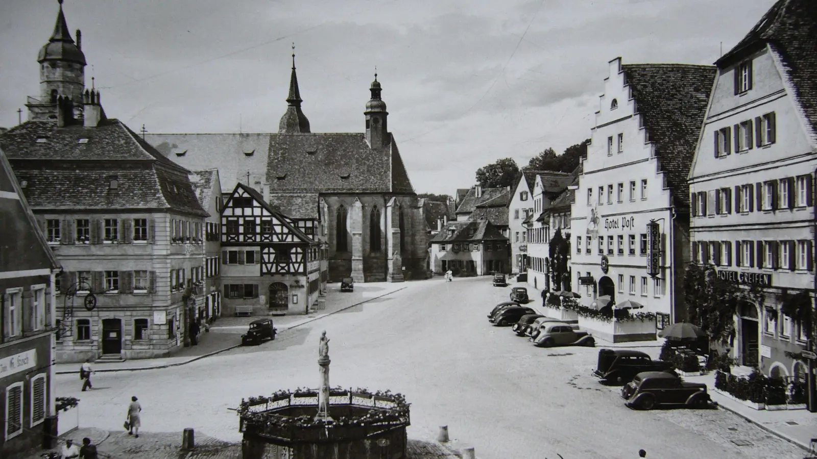 Der traditionelle Karlstag der Arbeitsgemeinschaft für Heimatgeschichte Feuchtwangen steht dieses Mal unter dem Motto „Gaststätten im Wandel der Zeit“. Die Aufnahme zeigt den Feuchtwanger Marktplatz mit seinen Gastronomiebetrieben vor 1950.  (Repro: Erich Herrmann)