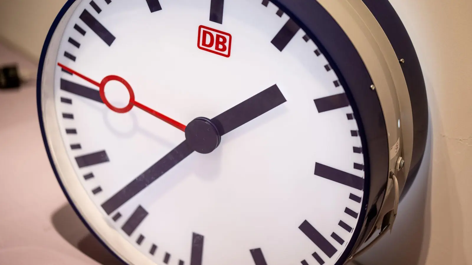 Immer wieder verliert die Bahn den Wettlauf mit der Zeit. (Archivbild) (Foto: Fabian Sommer/dpa)