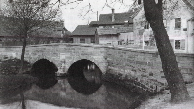 Diese Steinbrücke führte einst im Westen Ansbachs über die Rezat. Sie wurde in der Nacht zum 18. April 1945 von deutschen Soldaten gesprengt, um die amerikanischen Truppen zu stoppen. (Repro: Alexander Biernoth)