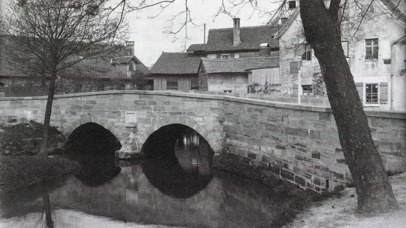Diese Steinbrücke führte einst im Westen Ansbachs über die Rezat. Sie wurde in der Nacht zum 18. April 1945 von deutschen Soldaten gesprengt, um die amerikanischen Truppen zu stoppen. (Repro: Alexander Biernoth)