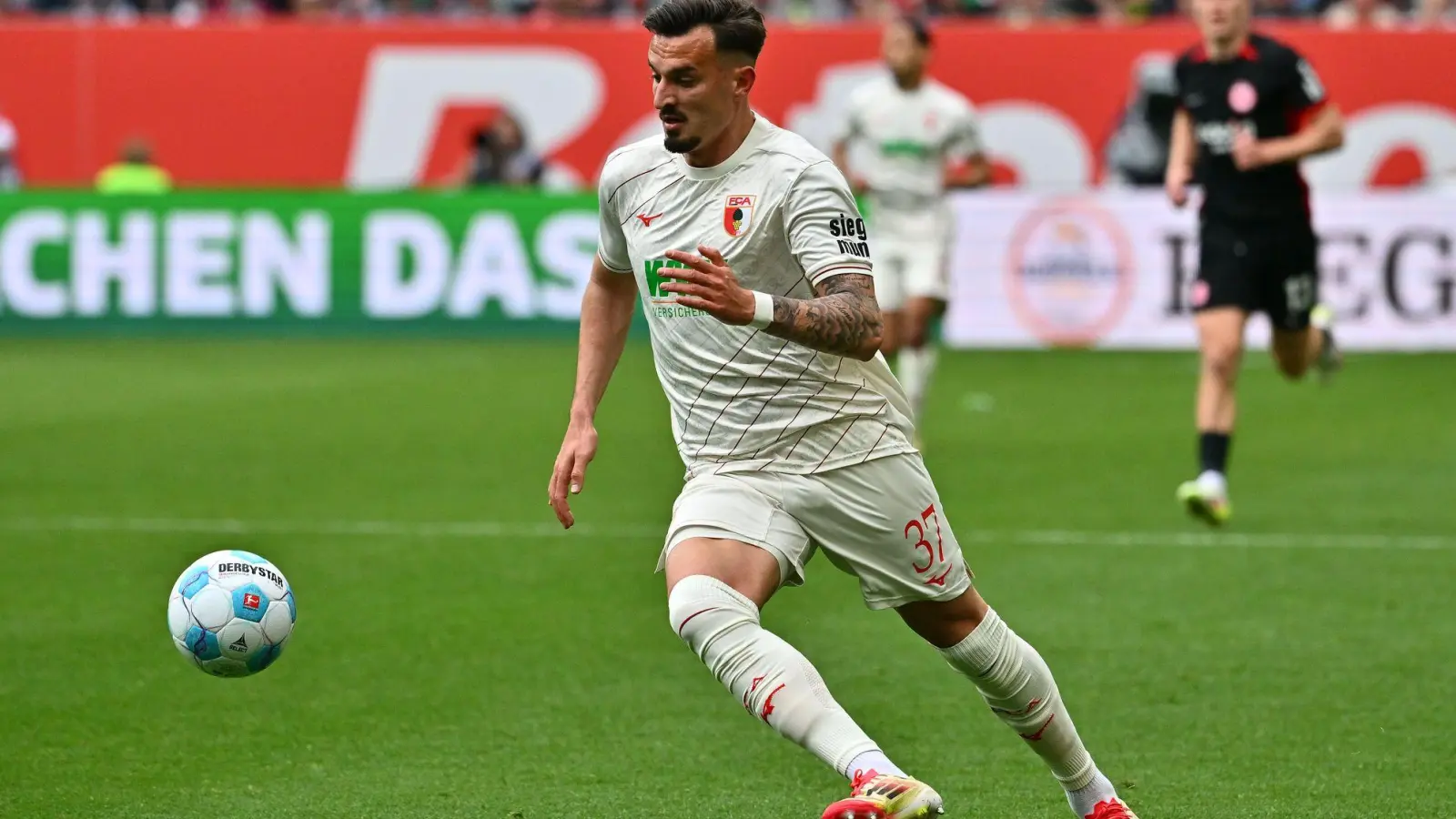 Über seine Augsburg-Rückkehr wird spekuliert: Stürmer Berisha. (Archivbild) (Foto: Jan-Philipp Strobel/dpa)