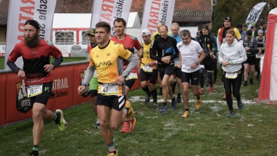 Die meisten Läufer des Burgbernheimer Ultra-Trails hatten bei diesem Start am Nachmittag bereits 50 Kilometer durch schwieriges Gelände an der Frankenhöhe absolviert. (Foto: Stefan Schuster)