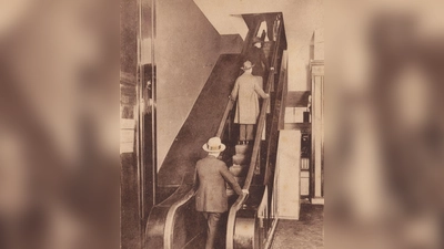 Eine Postkarte aus dem Kölnischen Stadtmuseum zeigt die erste deutsche Rolltreppe im Kölner Kaufhaus Tietz im Jahr 1925. (Foto: Kölnisches Stadtmuseum/dpa)