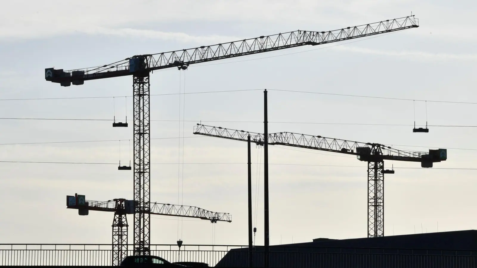 Kräne stehen auf einer Baustelle. (Foto: Roberto Pfeil/dpa/Symbolbild)