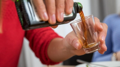 Weder notwendig noch angemessen: Kauft man während der Wartezeit auf Kosten der Airline Cocktails oder Schnäpse, bekommt man im Zweifel das Geld nicht erstattet. (Foto: Christin Klose/dpa-tmn)