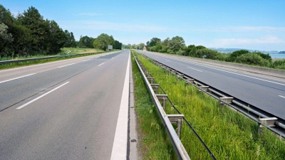 Die nahe gelegene A8 war wegen des Rauchs gesperrt. (Foto: Uwe Lein/dpa)