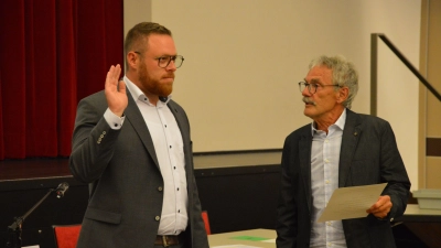 Reinhold Schultheiß (rechts), mit 72 Jahren ältestes Mitglied des Neustädter Stadtrates, nahm Neu-Bürgermeister Alexander Müller den Eid auf das Grundgesetz und die Verfassung des Freistaates Bayern ab.  (Foto: Patrick Lauer)