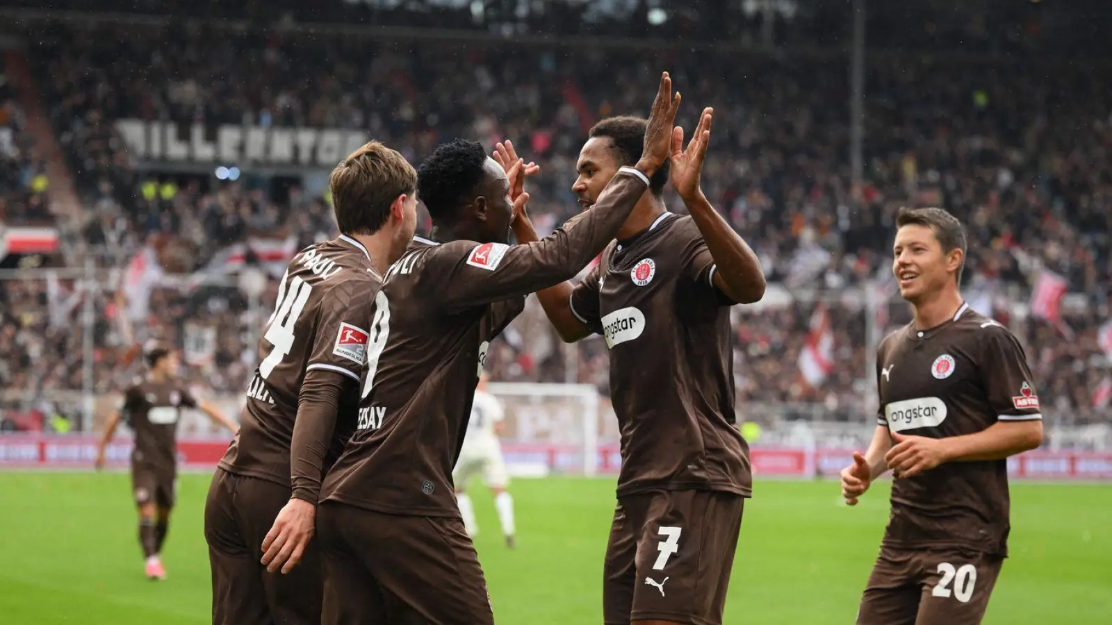 St. Pauli bejubelt den Treffer zum 1:0.  (Foto: Gregor Fischer/dpa)