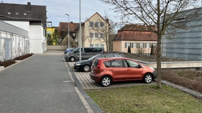 Bei der Suche nach einem E-Carsharing-Standort ist dies der neue Favorit: Vorbehaltlich einer machbaren Stromversorgung soll das Auto zwischen katholischer Kirche und Parkdeck Herrenstraße stehen. (Foto: Yvonne Neckermann)