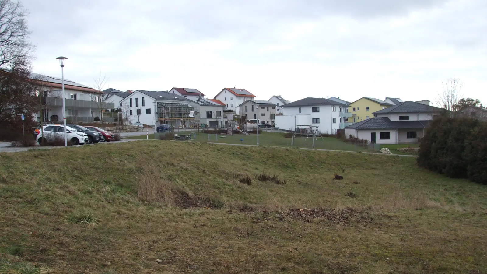 Auf diesem Hanggrundstück im Feuchtwanger Wohngebiet Röschenhof soll der sechsgruppige Kindergarten entstehen. (Foto: Jasmin Kiendl)