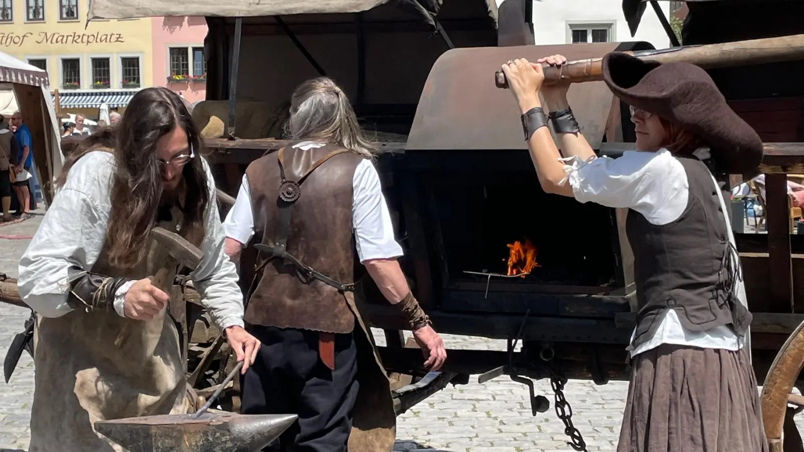 Zweiter Tag bei den Pfingsfestspielen in Rothenburg. Bei bestem Wetter gibt es überall in der Stadt mittelalterliches Treiben zu bewundern. (Foto: Gerhard Krämer)