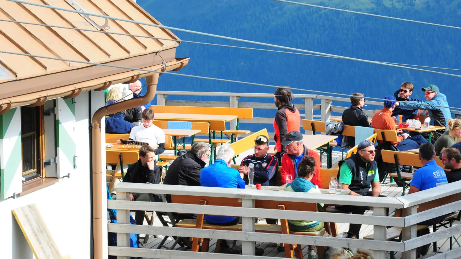 Richtig gemütlich wird es auf der Terrasse mit Panoramablick über die Lechtaler Alpen.  (Foto: Jonas Volland)