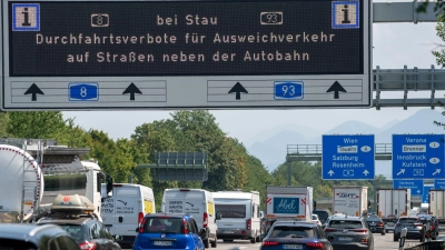 Mit Durchfahrtsverboten auf Nebenstrecke wollen Kommunen den Verkehr reduzieren, der an verkehrsreichen Tagen durch ihre Ortschaften fließt und dort ebenfalls für Stau sorgt. (Foto: Stefan Puchner/dpa/dpa-tmn)
