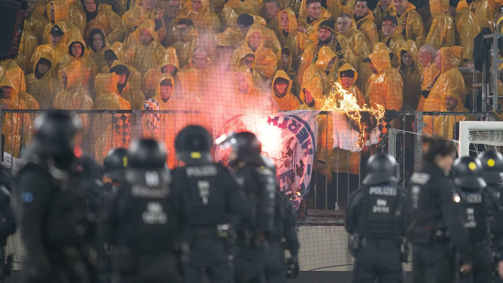 Beim Zweitliga-Spiel zwischen Dynamo Dresden und Hertha BSC kam es zu Ausschreitungen. (Foto: Sebastian Kahnert/dpa)