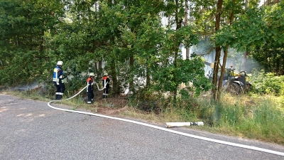 Innerhalb weniger Minuten konnten die Einsatzkräfte das Feuer am Ortsrand von Rohensaas eindämmen. (Foto: Feuerwehr Rohensaas/Jürgen Ross)