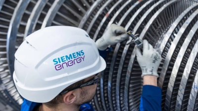 Dieser Mitarbeiter braucht einen neuen Helm: Siemens Energy ändert seinen Namen. (Archivbild) (Foto: Jürgen Lösel/dpa)