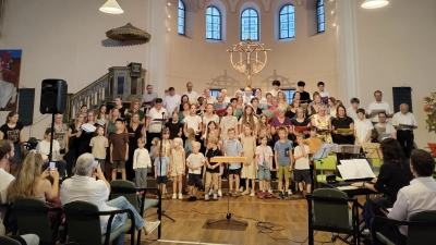 Ein großer Gesamtchor bildete sich aus den Teilnehmenden der Sing- und Musizierwoche im Evangelischen Bildungszentrum in der St.-Paulskirche. (Foto: Julia Bergmeister)
