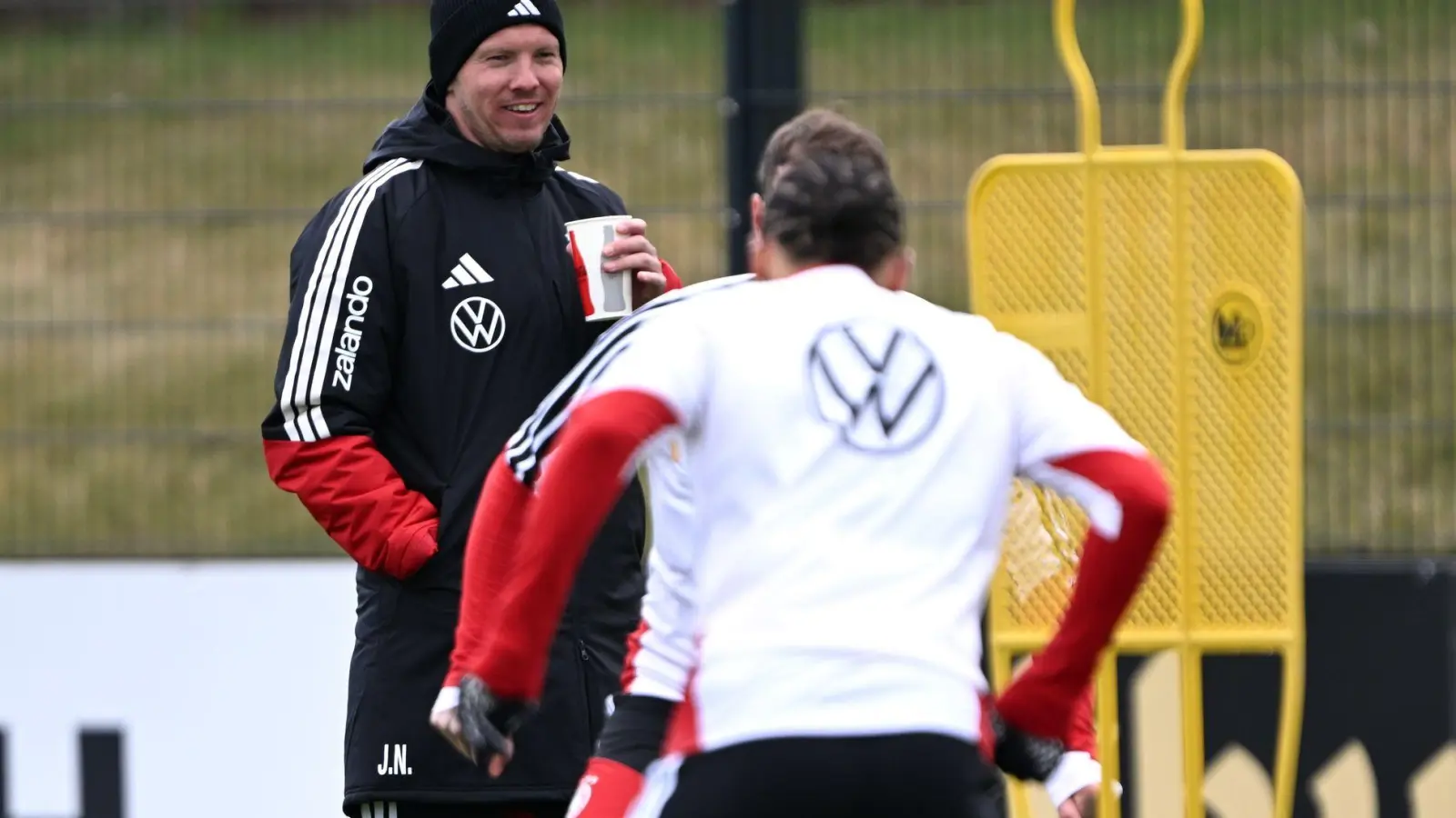 Warm eingepackt verfolgt Bundestrainer Julian Nagelsmann das Geschehen auf dem Trainingsplatz. (Foto: Federico Gambarini/dpa)