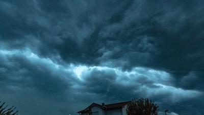 Der Deutsche Wetterdienst warnt vor Gewittern der Stufe 3 von 4. (Symbolbild: Armin Weigel/dpa/dpa-tmn)