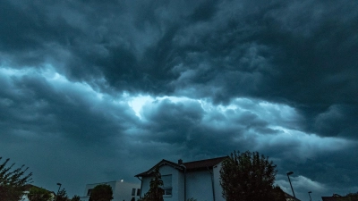 Der Deutsche Wetterdienst warnt vor schweren Unwettern am Mittwoch. (Symbolbild: Armin Weigel/dpa/dpa-tmn)