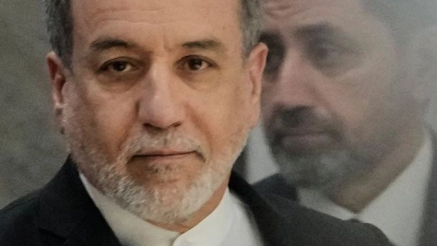 Irans Außenminister Araghtschi verspottet das US-Militär. (Archivbild) (Foto: Hadi Mizban/AP/dpa)