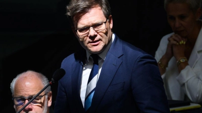 Bundesumweltminister Carsten Schneider stellte sich im Bundestag den Fragen der Abgeordneten. (Foto: Bernd von Jutrczenka/dpa)