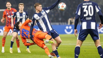 Herthas Michael Cuisance kämpft im Spiel gegen Schalke um den Ball. (Foto: Andreas Gora/dpa)