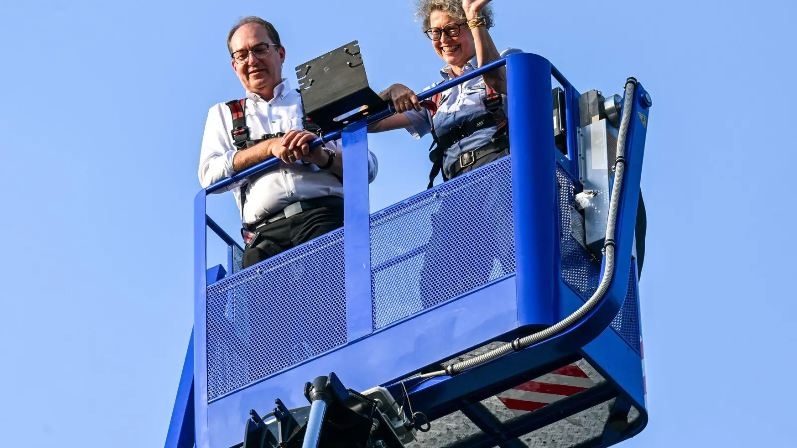 Im vergangenen Sommer ließ sich Bundesinnenminister Alexander Dobrindt (CSU) in Quedlinburg unter anderem zeigen, wie Ehrenamtliche des THW mit schwerem Gerät bei der Bergung von Menschen aus eingestürzten Gebäuden helfen können. (Archivbild) (Foto: Hendrik Schmidt/dpa)