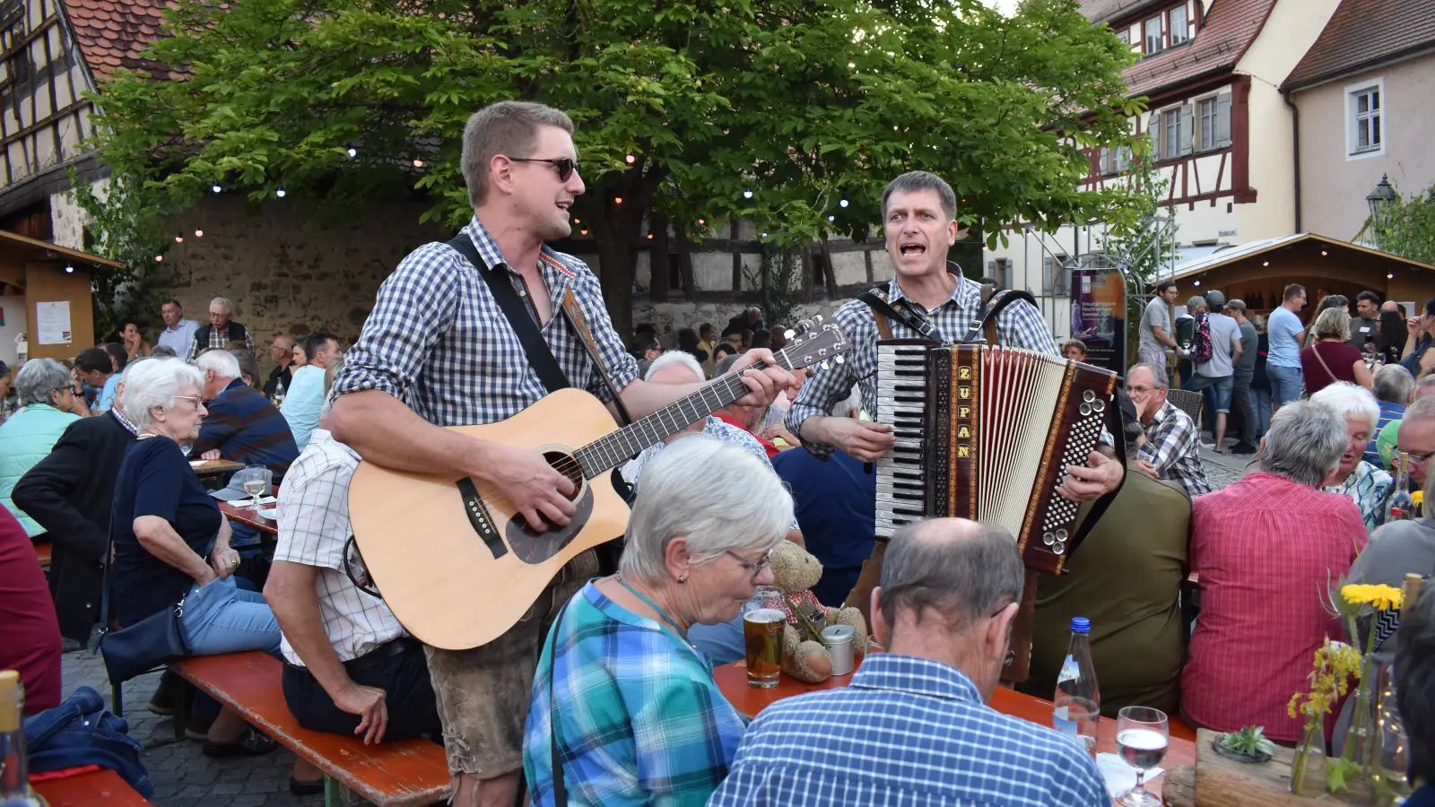 Im Weindorf herrschte auch in diesem Jahr prächtige Stimmung. Als Äquivalent soll es 2026 eine Veranstaltung für Bierfreunde geben, ebenfalls mit zünftiger Musik. (Archivfoto: Erich Hermann)