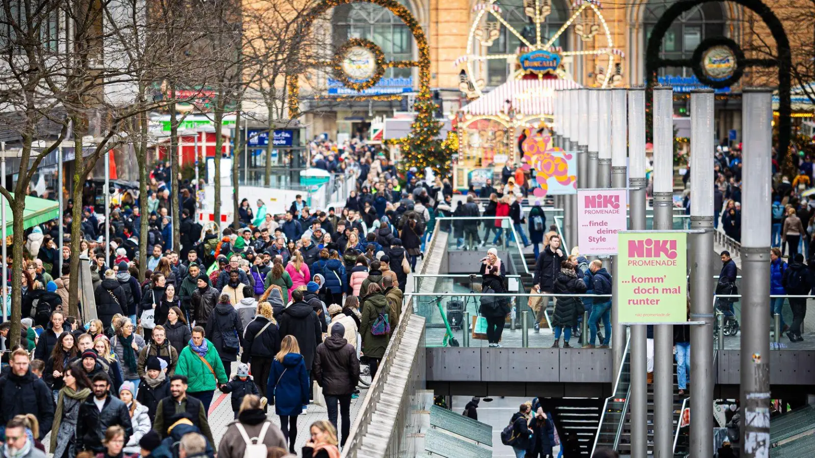 Die Geschäfte waren zur Weihnachtszeit nicht nur in Hannover gut gefüllt. (Archivbild) (Foto: Moritz Frankenberg/dpa)