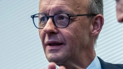 Bringen diese Drei - Unions-Fraktionschef Jens Spahn, Kanzler Friedrich Merz (beide CDU) und CSU-Landesgruppenchef Alexander Hoffmann, das Rentenpaket am Freitag über die Bühne? (Foto: Michael Kappeler/dpa)