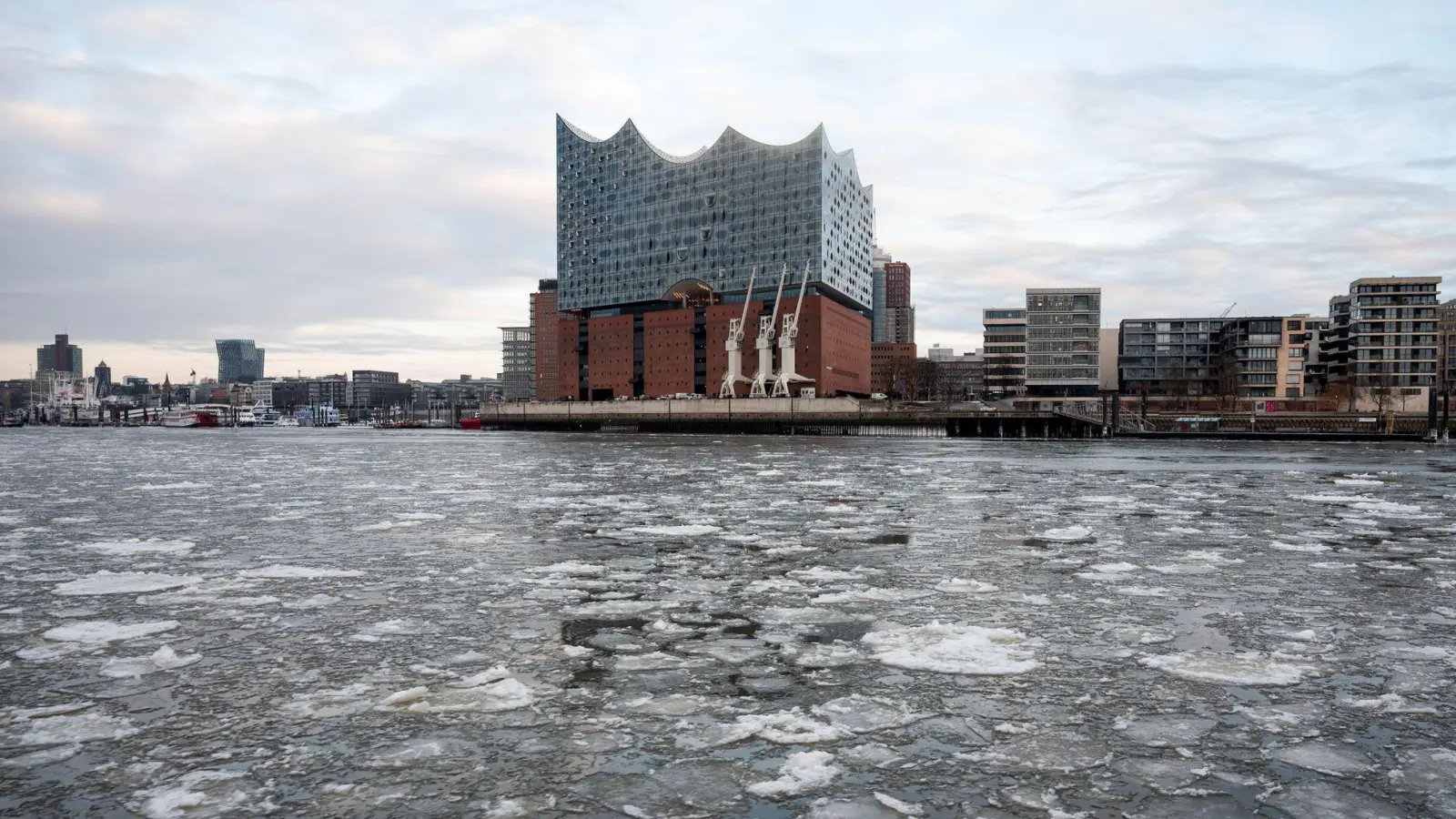 Auch in den nächsten Tagen bleibt es in Teilen Deutschlands eisig. (Foto: Daniel Bockwoldt/dpa)