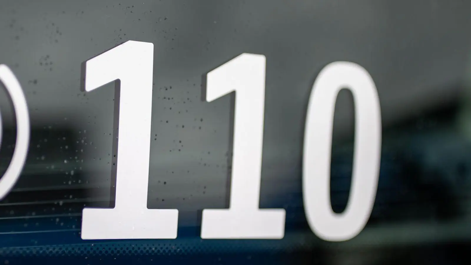 Ein Polizeisprecher hat zu dem Unfall Informationen mitgeteilt. (Symbolbild) (Foto: Daniel Karmann/dpa)