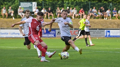 Niklas Bär (rechts) brachte Schillingsfürst mit 1:0 in Führung, am Ende hatte der VfB gegen die SG Herrieden jedoch mit 1:6 das Nachsehen. Die Spfr Dinkelsbühl (Kerim Ciraci) unterlagen beim TSV Greding mit 2:3. (Foto: Martin Rügner)