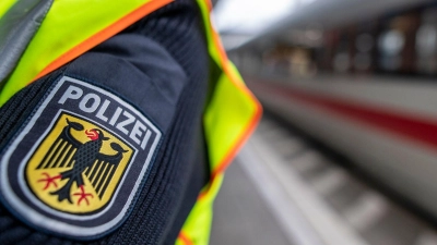 In einem Fernreisezug flog ein 46-Jähriger bei einer Grenzkontrolle der Bundespolizei auf. (Symbolbild) (Foto: Patrick Seeger/dpa)