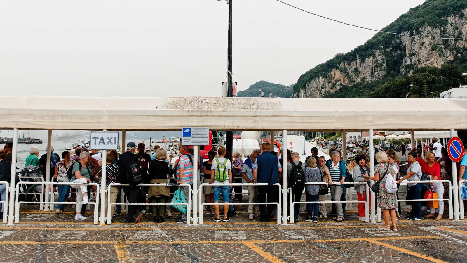 Die Insel Capri ist nur per Fähre erreichbar. Wer die nehmen, will, muss schon mal etwas anstehen. (Foto: Tizian Gerbing)