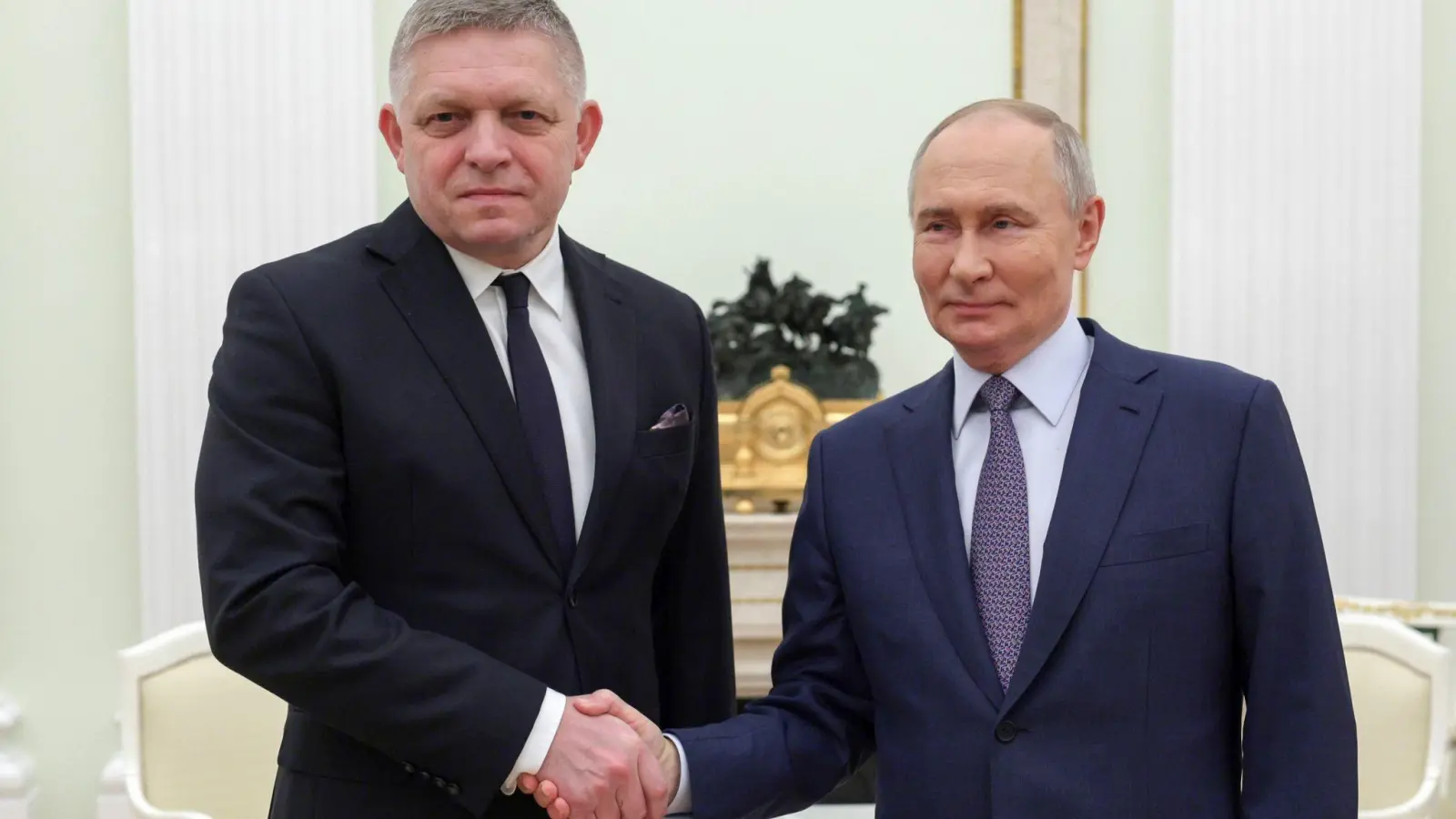 Der ukrainische Präsident Wolodymyr Selenskyj hat schwere Vorwürfe gegen den slowakischen Premier Robert Fico nach dessen Besuch bei Kremlchef Wladimir Putin  (Foto: Gavriil Grigorov/Sputnik/Kremlin Pool/AP/dpa)