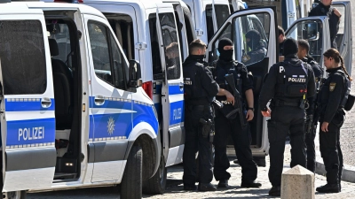 Zahlreiche Polizisten, darunter auch Spezialkräfte, waren in der Münchner Innenstadt im Einsatz.  (Foto: Peter Kneffel/dpa)