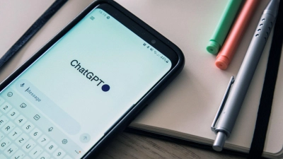 Prompt geschrieben und schon spuckt der Chatbot einen Text aus: Ein KI-generierter Output ist in der Regel aber kein urheberrechtlich schutzfähiges Werk. (Foto: Christin Klose/dpa-tmn)