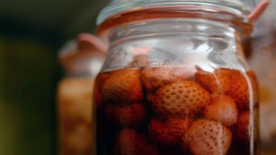 Ein Weck-Glas ist mit Obst gefüllt. (Foto: Andrea Warnecke/dpa-tmn/dpa)