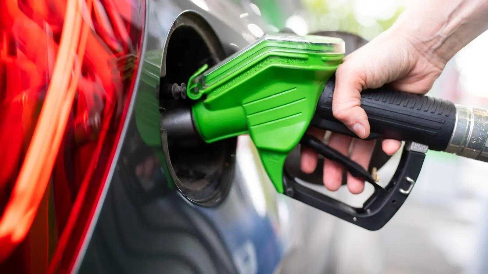 Tanken ist billiger geworden. (Symbolbild) (Foto: Sven Hoppe/dpa)