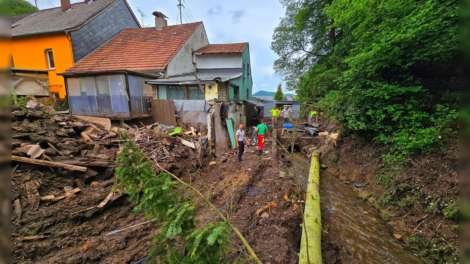 Aufräumarbeiten nach dem Hochwasser in Kirn-Sulzbach. (Foto: Sebastian Schmitt/dpa)