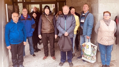 Am vergangenen Samstag hatte die Bad Windsheimer Ausgabestelle der Aischgründer Tafel geschlossen. Einige Kunden – hier im Bild – warteten vergeblich vor der Tür. Wie Thomas Nicol sagt, seien aber über 50 Prozent der Kunden über andere Ausgaben mitversorgt worden. Wer allerdings nicht nach Neustadt oder Uffenheim kam, schaute in die Röhre. (Foto: Manuel Henneberger)