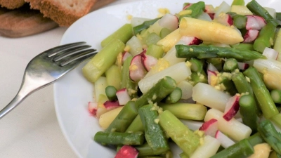 Perfekt für warme Tage ist ein Spargelsalat mit Radieschen und frischen Kräutern. (Foto: Isabelle Bohnert/VSSE e.V./Isabelle Bohnert/VSSE e.V./dpa)