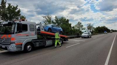 Auf der Suche nach einem Autofahrer, der in einen Unfall verwickelt war, ist die Dinkelsbühler Polizei. (Symbolbild: Carsten Rehder/dpa)