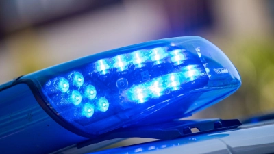 Die Polizei ermittelt nun nach einem Unfall auf der A6 bei Neuendettelsau. (Symbolbild: Carsten Rehder/dpa)